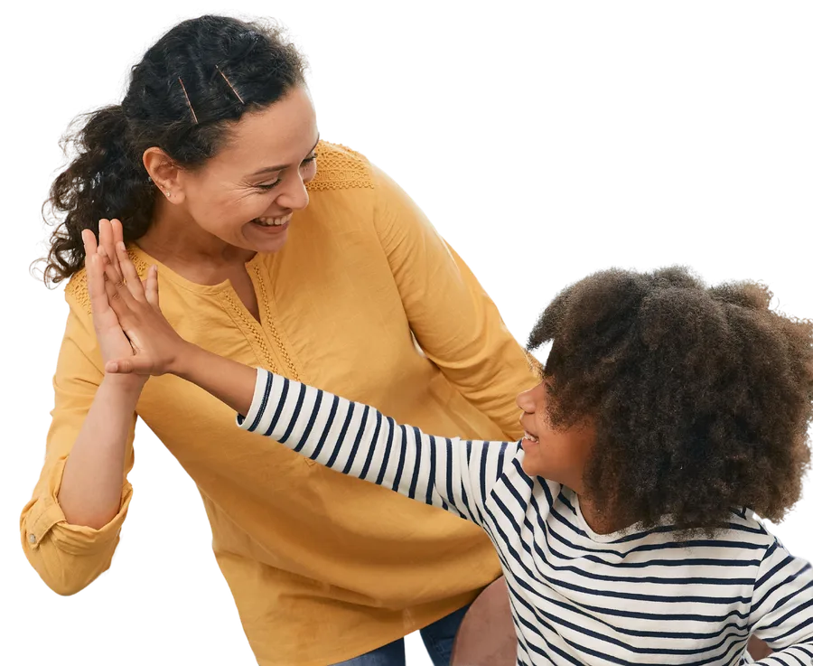 Terapeuta e criança comemorando com um high five