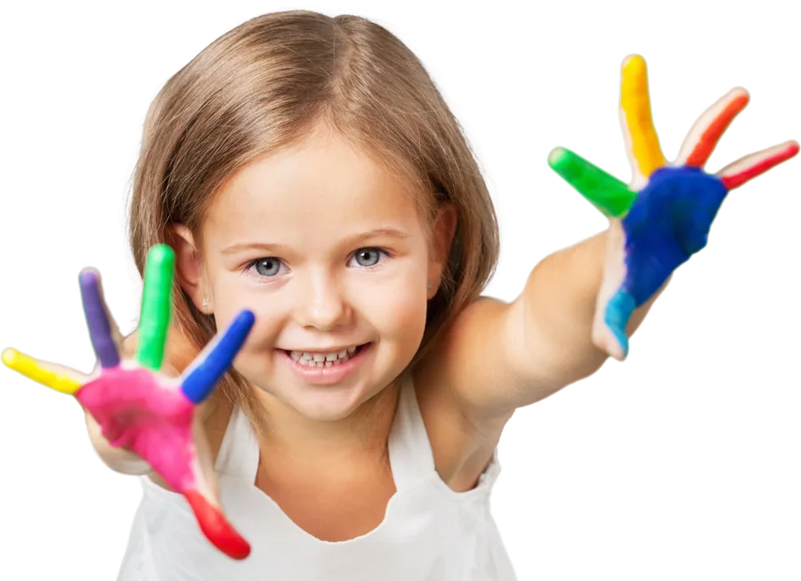 Criança sorrindo com as mãos pintadas de tinta colorida
