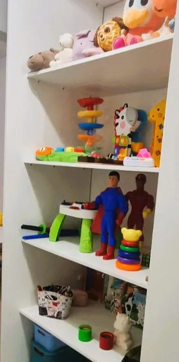 Estante com brinquedos e recursos lúdicos