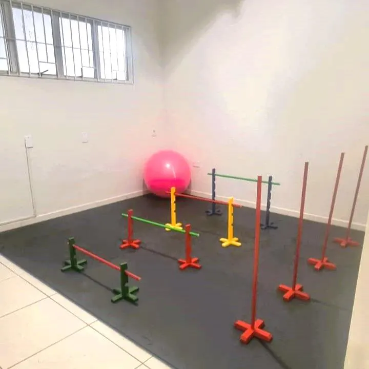 Sala com circuito motor e bola terapêutica
