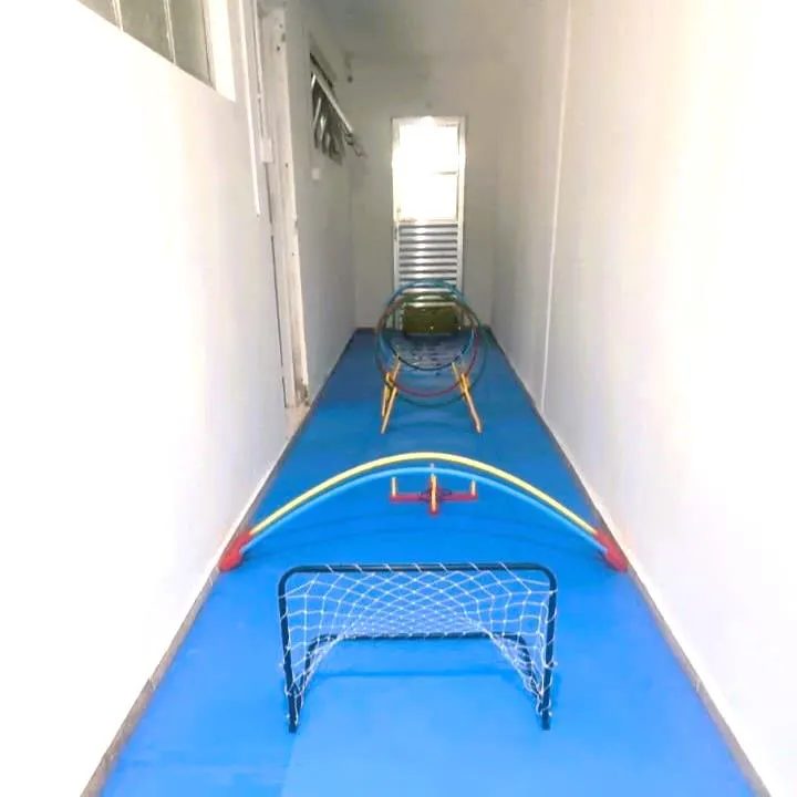 Corredor com bambolês, arcos e mini gol