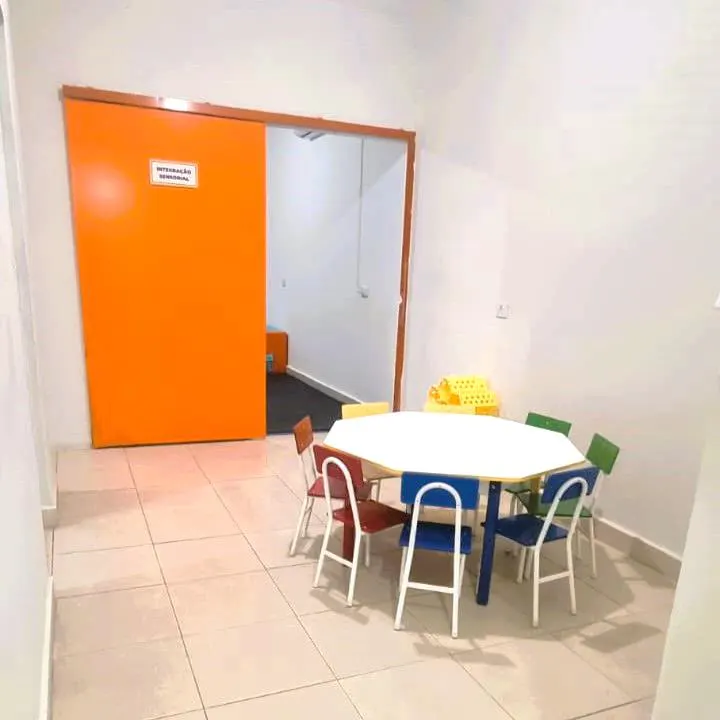 Mesa de atividades em grupo e porta da sala de integração sensorial