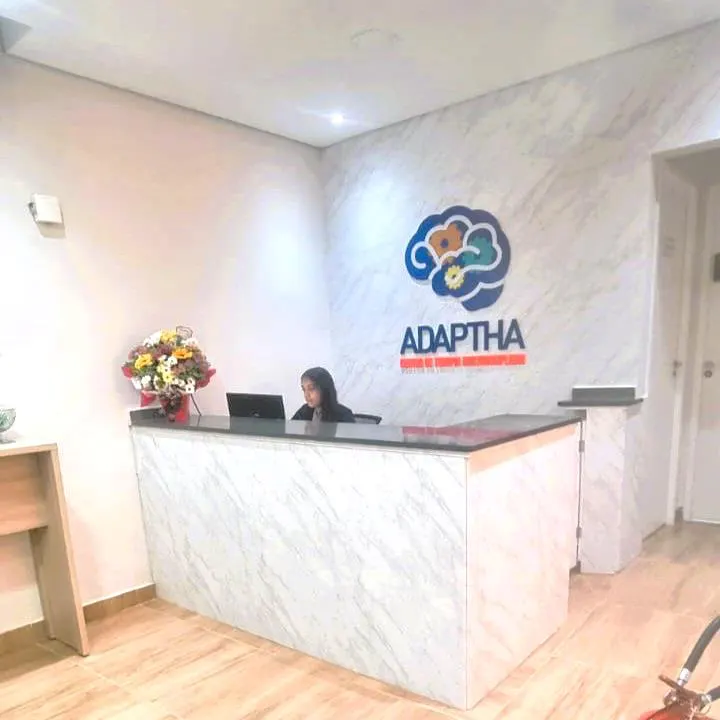 Recepção da Adaptha com o logotipo na parede