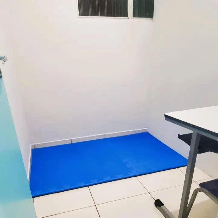 Sala de atendimento com tatame azul