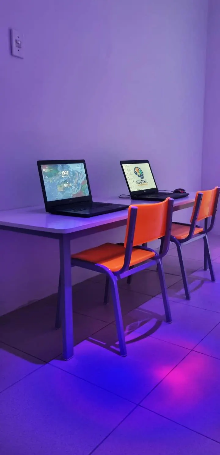 Sala de atividades com mesa e cadeiras infantis
